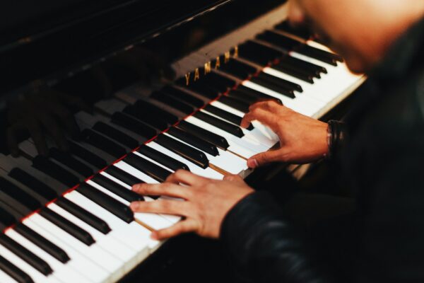 ピアノを習う男性